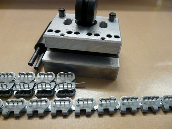 MR - Hinged plate fasteners with staples